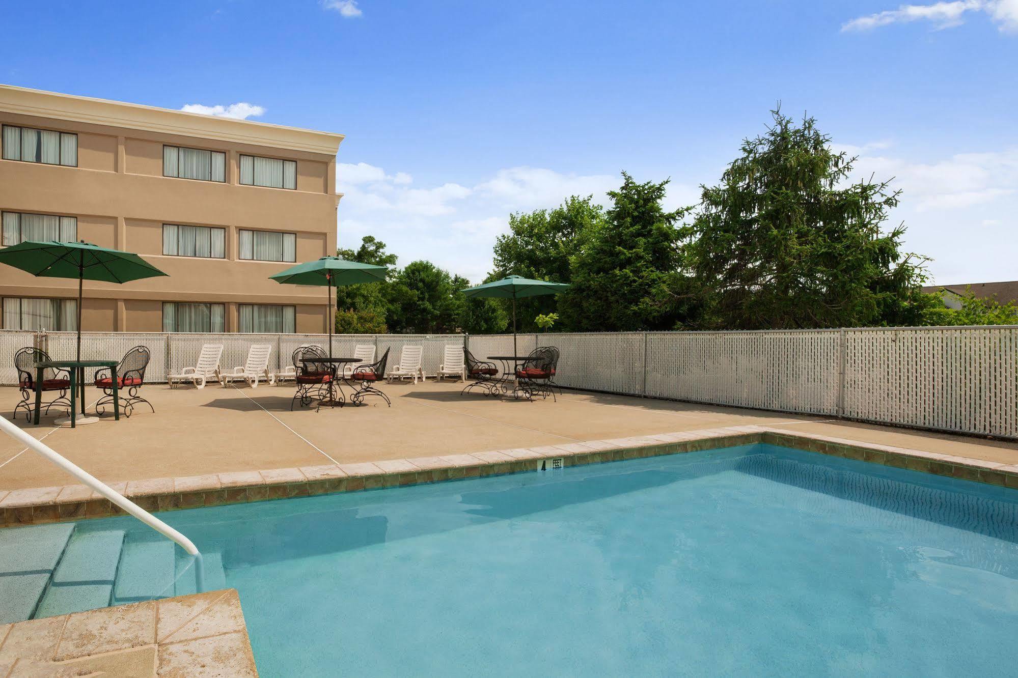 Ramada By Wyndham Toms River Exterior photo